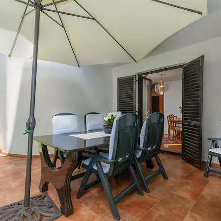 Suzana With Terrace Apartment